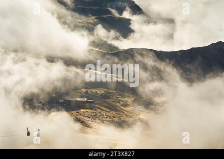 Berg Nebelhorn im Allgäu. Blick auf die Bergstation. Eine Seilbahn in der linken Ecke. Berge und Wolken. Oberstdorf, Bayern, Deutschland. Stockfoto