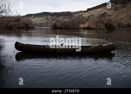 Kanu auf dem Fluss mit Entenködern und Jagdvorräten Stockfoto