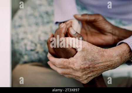 Zugeschnittenes Bild von älteren Männern und Frauen, die Hände halten Stockfoto