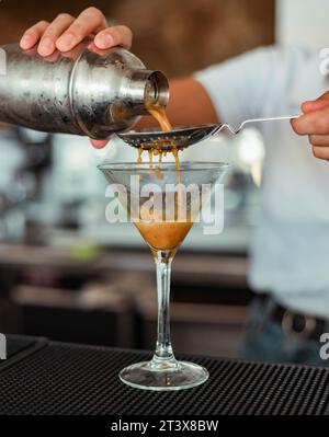 Espresso-Martini-Cocktail mit Espresso, Kaffeelikör und Wodka Stockfoto