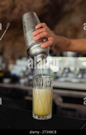 Daiquiris-Cocktails, die von einem professionellen Barkeeper zubereitet werden Stockfoto