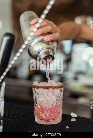 Daiquiris-Cocktails, die von einem professionellen Barkeeper zubereitet werden Stockfoto