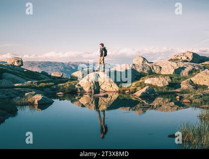 Mann am Ufer eines Bergsees in Norwegen Stockfoto