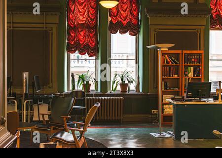 Innenraum einer Bibliothek in Helsinki mit einer großen Anzahl von Bücherregalen Stockfoto