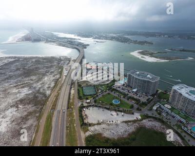 Blick aus der Vogelperspektive auf Orange Beach, Alabama an einem nebeligen Tag Stockfoto