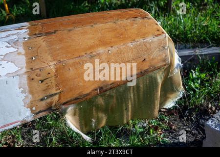 Bootsreparatur. Harz auf das Boot auftragen. Klebriges Material. Stockfoto