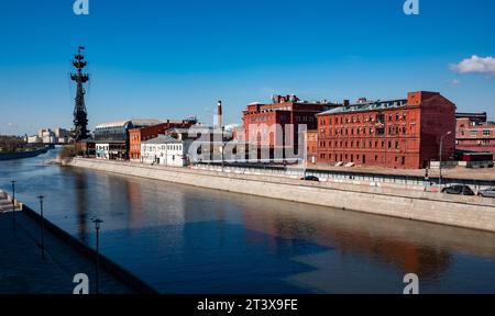 29. April 2022 In Moskau, Russland. Blick auf die ehemalige Fabrik Krasny Oktyabr auf der Insel Bolotny im Zentrum der russischen Hauptstadt. Stockfoto