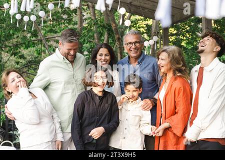 Fröhliche Familie und Freunde auf der Terrasse während der Mittsommerparty Stockfoto