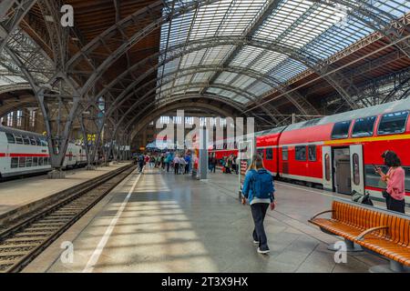 Leipzig – 11. August 2023: Der Hauptbahnhof ist der Hauptbahnhof in Leipzig, der die Stadt mit Dresden und Berlin verbindet. Stockfoto