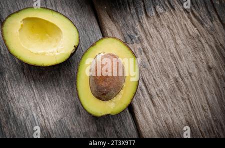 Nahaufnahme Avocado in zwei Hälften geschnitten Stockfoto