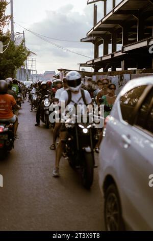 Leute in einem Stau auf Motorrädern, Bali. Stockfoto