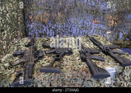 Getarnte Waffen auf dem Waldboden - Gewehre für die Armee Stockfoto