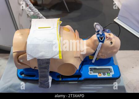 Medizinische Trainingspuppe mit Ausrüstung. Stockfoto