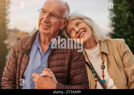 Glückliches, liebevolles Seniorenpaar, das die Hände hält Stockfoto