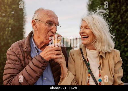 Glückliches Seniorenpaar, das Eis teilt Stockfoto