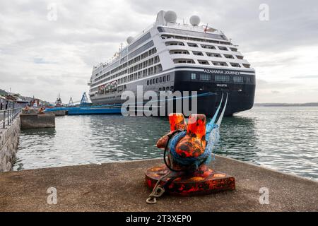 An einem warmen und feuchten Tag in Cobh, Irland, liegt das luxuriöse Kreuzfahrtschiff „Azamara Journey“ am Hafen von Cork Cruise Terminal. Stockfoto