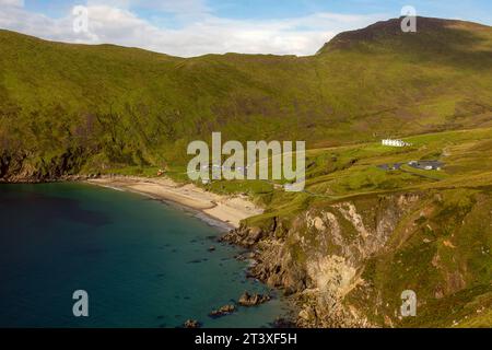 Keem Beach in Irland ist ein weißer Sandstrand mit türkisfarbenem Wasser, eingebettet zwischen hoch aufragenden Klippen auf Achill Island. Stockfoto