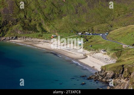 Keem Beach in Irland ist ein weißer Sandstrand mit türkisfarbenem Wasser, eingebettet zwischen hoch aufragenden Klippen auf Achill Island. Stockfoto