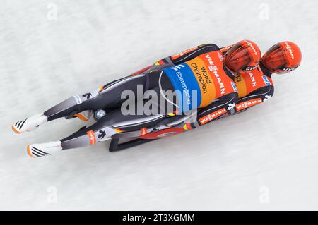 Tobias Wendl und Tobias Arlt Aktion Viessmann Rodel Welt Cup in Igls, Oesterreich am 28.11.2015 Stockfoto