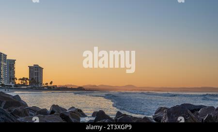 Blick auf Coronado Beach, San Diego, bei Sonnenaufgang. Platz zum Kopieren Stockfoto