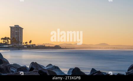 Blick auf Coronado Beach, San Diego, bei Sonnenaufgang. Platz zum Kopieren Stockfoto