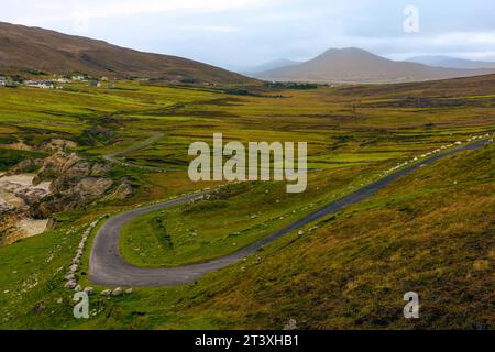 Die White Cliffs of Ashleam auf Achill Island im County Mayo, Irland, sind ein muss für jeden Besucher des Wild Atlantic Way. Diese überragenden Stockfoto