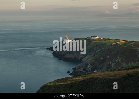 Baily Lighthouse ist ein Leuchtturm am Howth Head an der Spitze der Howth Peninsula in Dublin Bay, Irland. Stockfoto