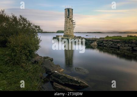 Ballycurrin Lighthouse ist ein Leuchtturm im Landesinneren am östlichen Ufer des Lough Corrib im County Galway, Irland. Stockfoto