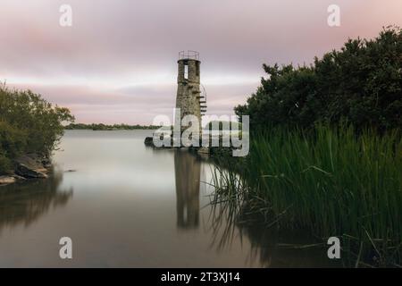 Ballycurrin Lighthouse ist ein Leuchtturm im Landesinneren am östlichen Ufer des Lough Corrib im County Galway, Irland. Stockfoto