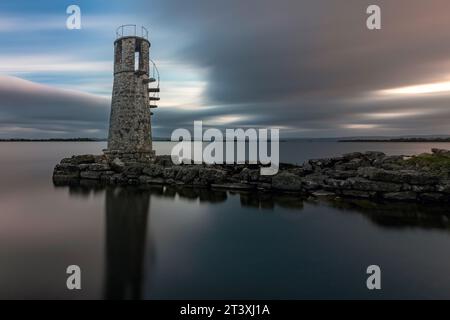 Ballycurrin Lighthouse ist ein Leuchtturm im Landesinneren am östlichen Ufer des Lough Corrib im County Galway, Irland. Stockfoto