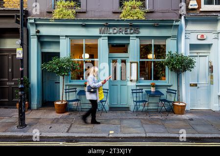 Mildreds Vegan London - Mildreds Restaurant Soho London - Mildreds veganes Restaurant in der 45 Lexington Street in Soho, Central London. Stockfoto