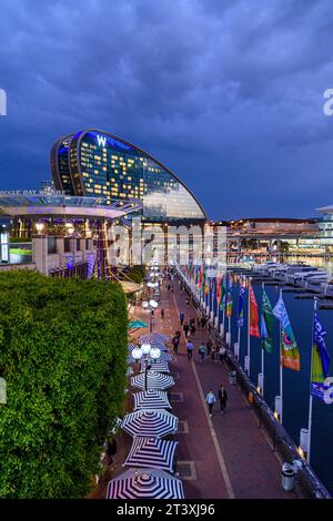 Abendblick entlang der Promenade von Cockle Bay in Richtung W Hotel, Darling Harbour, Sydney, Australien Stockfoto