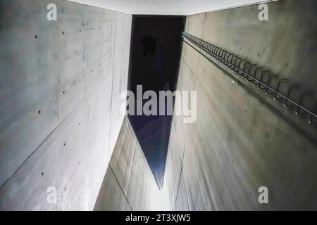 Berlin, Deutschland. Blick auf das Innere des Holocaust-Turms, ein 24 m langes leeres, unbeleuchtetes Betonsilo, Teil des Jüdischen Museums, entworfen von Daniel Libeskind (1999) Stockfoto