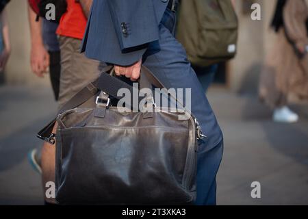 Berlin, Deutschland. Juli 2023. Ein Mann im Anzug trägt eine Ledertasche in der Hand. Quelle: Fernando Gutierrez-Juarez/dpa/Alamy Live News Stockfoto