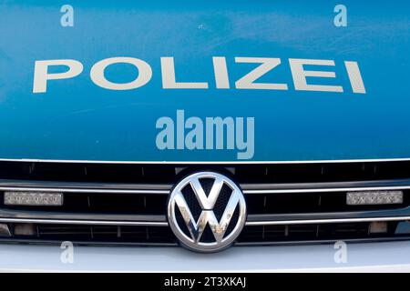 Berlin, Deutschland. Juli 2023. Ein Polizeifahrzeug steht auf dem Alexanderplatz. Quelle: Fernando Gutierrez-Juarez/dpa/Alamy Live News Stockfoto