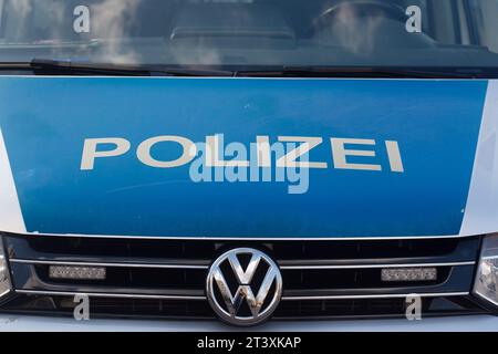 Berlin, Deutschland. Juli 2023. Ein Polizeifahrzeug steht auf dem Alexanderplatz. Quelle: Fernando Gutierrez-Juarez/dpa/Alamy Live News Stockfoto