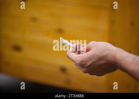 Berlin, Deutschland. Juli 2023. Ein Mann hält beim Rauchen eine brennende Zigarette in der Hand. Quelle: Fernando Gutierrez-Juarez/dpa/Alamy Live News Stockfoto