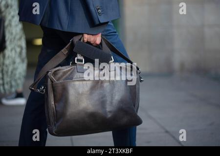 Berlin, Deutschland. Juli 2023. Ein Mann im Anzug trägt eine Ledertasche in der Hand. Quelle: Fernando Gutierrez-Juarez/dpa/Alamy Live News Stockfoto