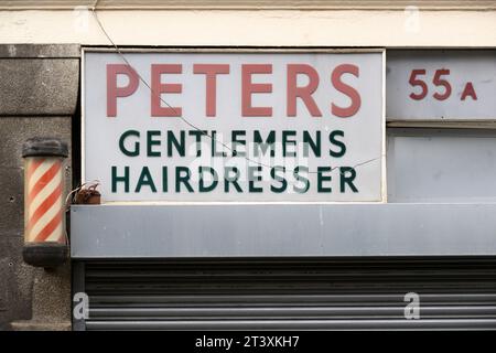 Das Schild für Peters Gentlemen's Friseur, 55A Leather Lane, Hatton Garden, London, Großbritannien. November 2022 Stockfoto