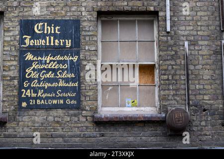 Ein altes Schmuckgeschäft Schild auf einem Gebäude zum Verkauf, Leather Lane, Hatton Garden, London, Großbritannien. November 2022 Stockfoto