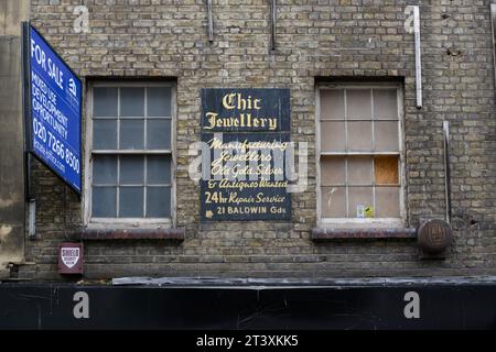 Ein altes Schmuckgeschäft Schild auf einem Gebäude zum Verkauf, Leather Lane, Hatton Garden, London, Großbritannien. November 2022 Stockfoto