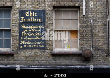 Ein altes Schmuckgeschäft Schild auf einem Gebäude zum Verkauf, Leather Lane, Hatton Garden, London, Großbritannien. November 2022 Stockfoto