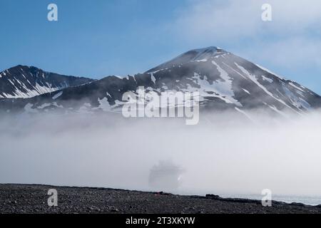 National Geographic Endurance Kreuzfahrtschiff im Nebel, Mushamna, Woodfjord, Spitzbergen, Svalbard Inseln, Norwegen. Stockfoto