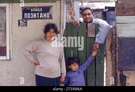 Bulgarien, Sofia. Roma-Familie vor ihrem Haus in einem Slum, in dem sie leben. Stockfoto