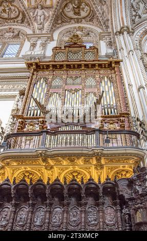 Die mezquita ist eine römisch-katholische Kathedrale, die an der Stelle der großen Moschee von cordoba andalusien spanien errichtet wurde. Stockfoto