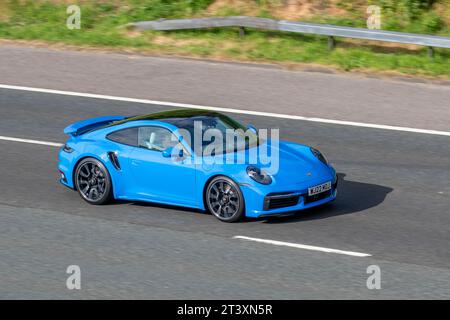 2022 Porsche 911 Turbo S S-A T 650 PDK 8 Auto Start/Stopp Blue Coupe Benzinmotor 3745 ccm; Fahrt auf der Autobahn M6 im Großraum Manchester, Großbritannien Stockfoto