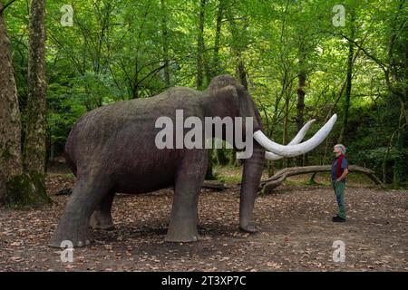 Figur eines lebensgroßen Mammuts, paläolithischer Park der Cueva del Valle, Rasines, Kantabrien, Spanien. Stockfoto