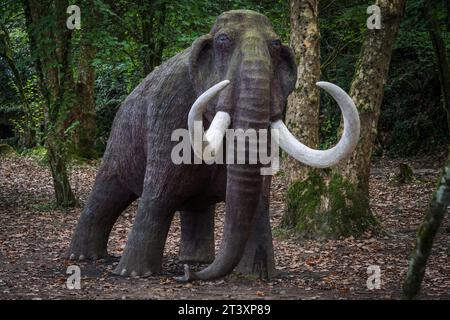 Figur eines lebensgroßen Mammuts, paläolithischer Park der Cueva del Valle, Rasines, Kantabrien, Spanien. Stockfoto
