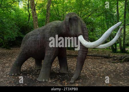 Figur eines lebensgroßen Mammuts, paläolithischer Park der Cueva del Valle, Rasines, Kantabrien, Spanien. Stockfoto