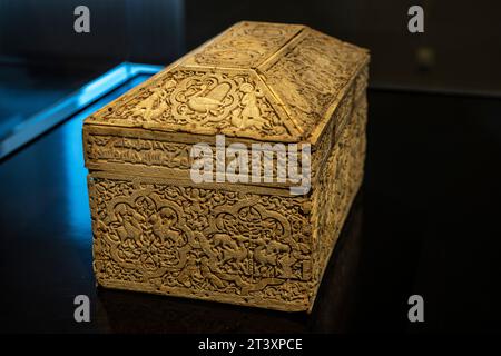 Spanisch-arabische Brust des Klosters Leire, 1004 nach Christus. Hergestellt in der Werkstatt Madinat Al-Zahira, Museum von Navarra, Pamplona, Navarra, Spanien. Stockfoto